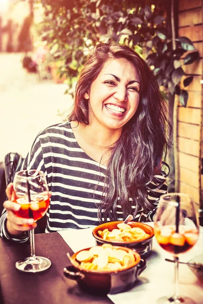 Menina desfrutando de bebida alcoólica — Fotografia de Stock