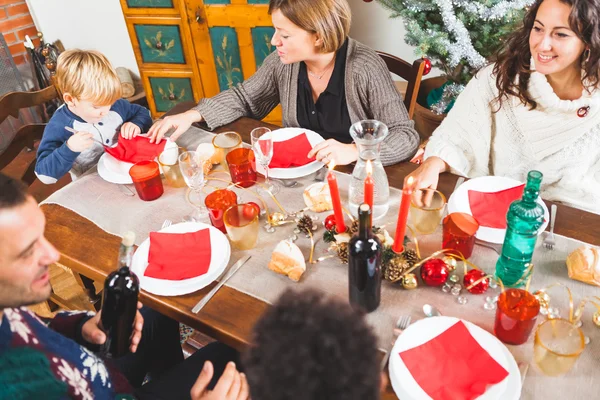 Noel yemeği için aile toplar