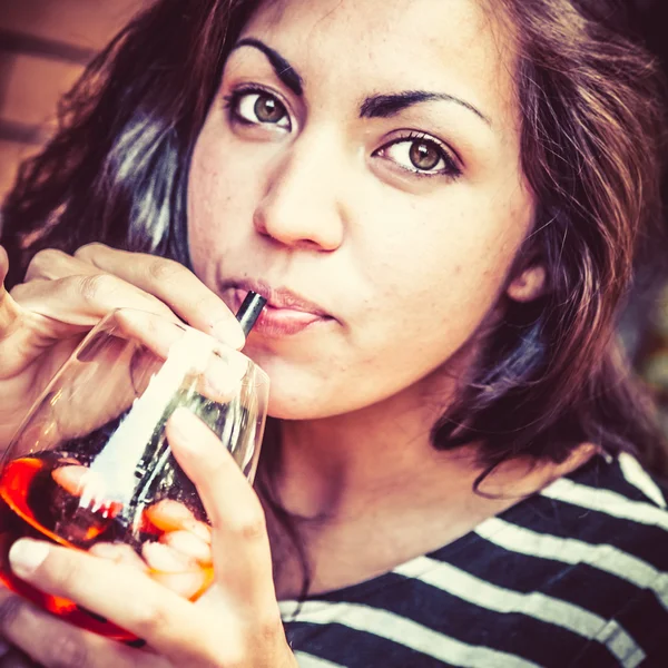 Menina bebendo álcool no Aperitivo — Fotografia de Stock