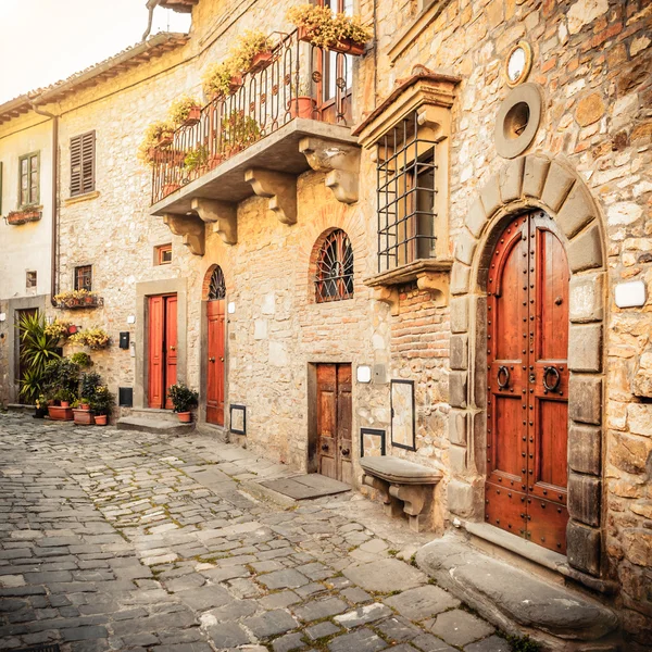 Rua velha estreita na aldeia de Montefioralle — Fotografia de Stock