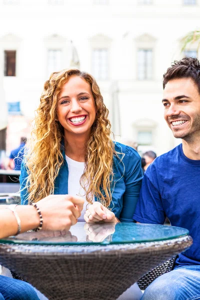 Pareja feliz pasando tiempo en la cafetería — Foto de Stock