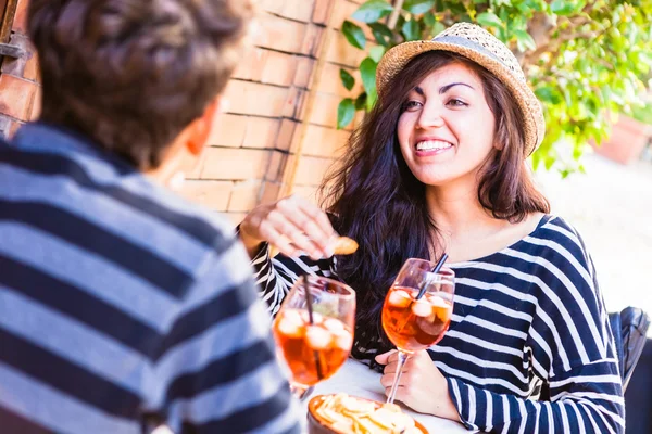 Casal com coquetéis de álcool no café — Fotografia de Stock