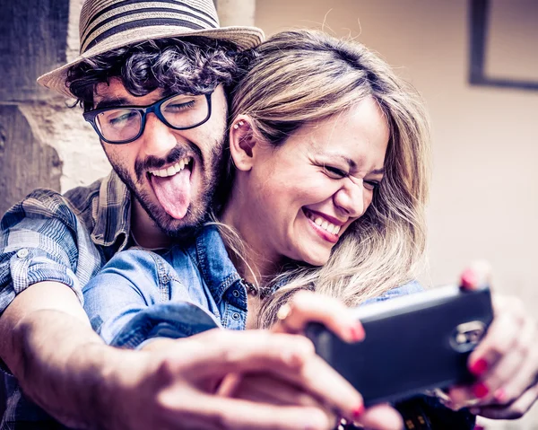 Feliz joven pareja tomando selfie — Foto de Stock