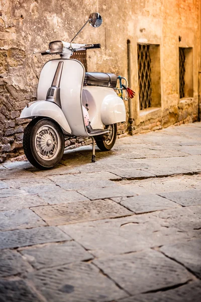 Grungy sokakta İtalyan Scooter