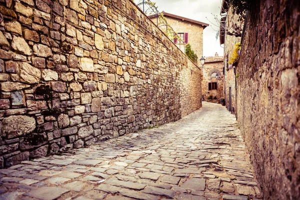 Rua velha estreita na aldeia de Montefioralle — Fotografia de Stock