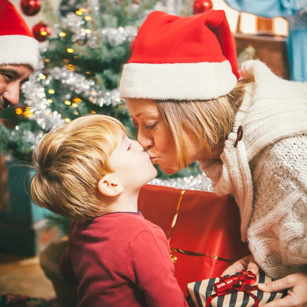 Mère et fils s'embrassent à Noël Images De Stock Libres De Droits