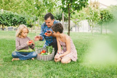 Dedesi ve torunları ile sebze sepeti