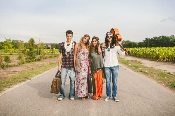Czterech przyjaciół hippie spacery na wsi — Zdjęcie stockowe