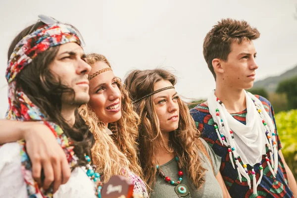 Jovens em estilo hippie — Fotografia de Stock