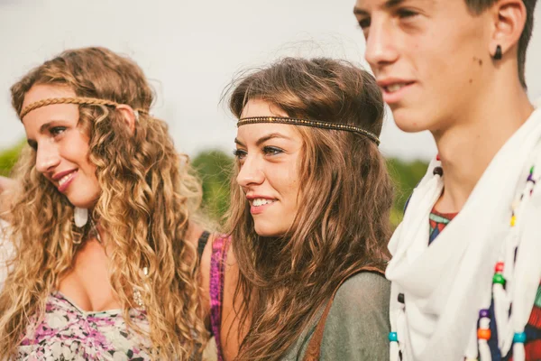 Jovens em estilo hippie — Fotografia de Stock