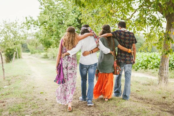 Hippie-människor som gick bort i naturen — Stockfoto