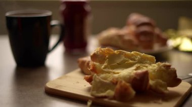 Tereyağlı kruvasan ve bir fincan sıcak çay..