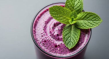 Bardakta taze, sağlıklı meyve püresi