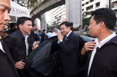 Thaksin Shinawatra taraftarları selamlıyor.