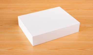 Boş beyaz kutu ahşap arka plan üzerinde sahte kadar