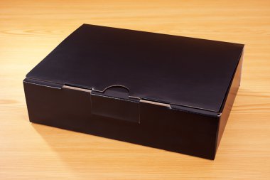 Gizemli kara kutu ahşap arka plan üzerinde