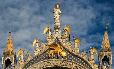 Venedik 'teki Aziz Marks Bazilikası' nın altın kanatlı aslan heykelleri ve dekoratif mozaiklerle süslü dış görünüşü..