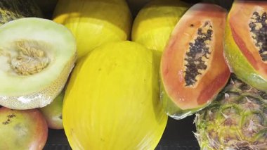 Papaya, kavun, ananas ve mango gibi çeşitli tropikal meyveler.