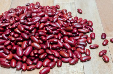 ahşap arka plan üzerinde kırmızı fasulye.