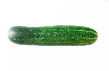 Beyaz arka planda taze salatalık. Salatalıklar düşük kalorili ama kilo vermenize yardımcı olabilecek pek çok önemli vitamin ve mineralde yüksek..