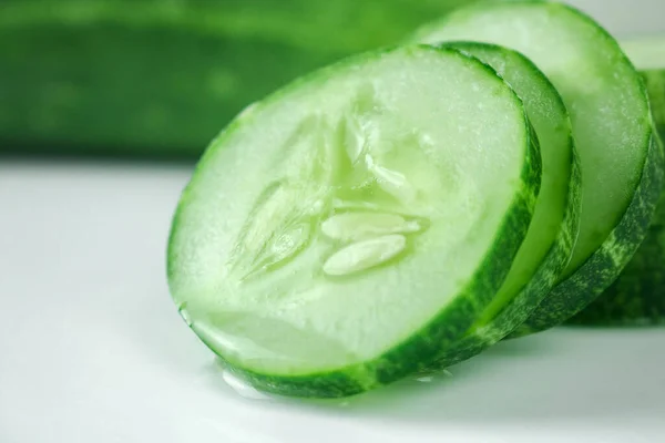 Fatias Pepino Fresco Fundo Branco Pepinos São Baixos Calorias Mas — Fotografia de Stock