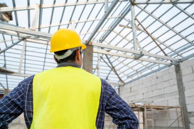 İnşaat alanındaki inşaat mühendisi görüntüsü.