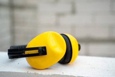 İnşaat alanında ses geçirmez kulaklıklar..