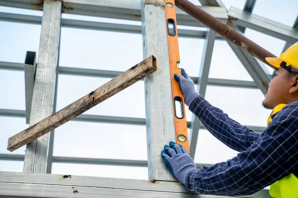 Trabalhador Construção Mede Parede Nível Janela Casa Construção Level Usado — Fotografia de Stock