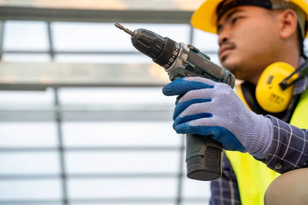 Trabalhador Construção Civil Usando Uma Broca Pneumática Elétrica Tijolos Construir — Fotografia de Stock