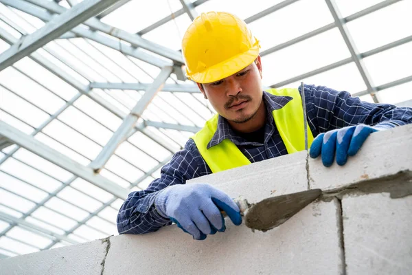 Bauarbeiter Steckt Schaumstoffbetonsteine Die Wand Des Bau Befindlichen Hauses — Stockfoto