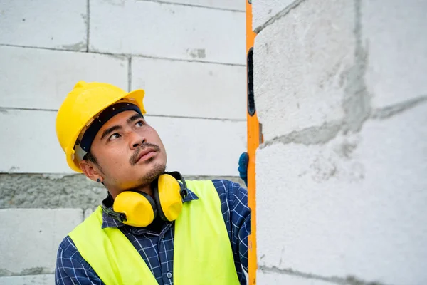 Bauarbeiter Misst Ebene Wand Fenster Dem Bau Befindlichen Haus Wird — Stockfoto