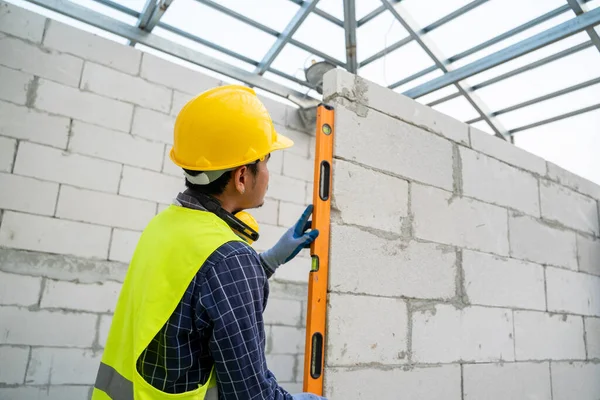 Trabalhador Alvenaria Fazer Concreto Nível Usado Colocar Tijolos Fim Verificar — Fotografia de Stock