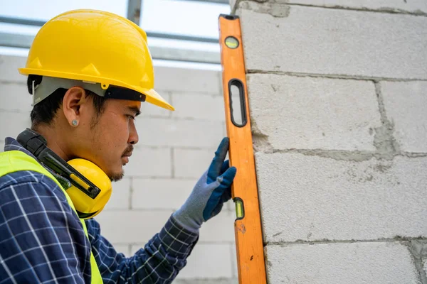Trabalhador Alvenaria Fazer Concreto Nível Usado Colocar Tijolos Fim Verificar — Fotografia de Stock
