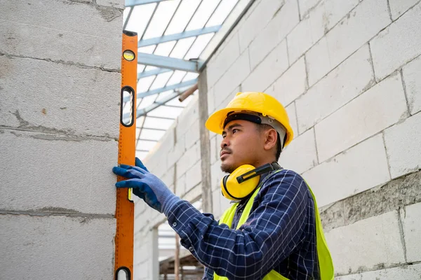 Bauarbeiter Misst Ebene Wand Fenster Dem Bau Befindlichen Haus Wird — Stockfoto