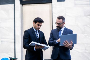 İş adamları yenilenebilir enerji güneş panelleri hakkında iş ortaklarını tartıştılar, kavram: yenilenebilir enerji, teknoloji, elektrik, hizmet, yeşil enerji.