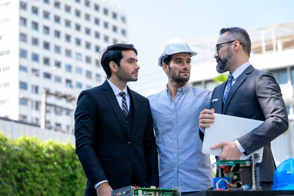 Gruppe Von Geschäftsleuten Diskutiert Neues Projekt Über Solarenergie Umweltkonzept — Stockfoto