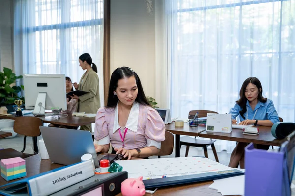 アジアの女性はオフィスの同僚と働いています — ストック写真