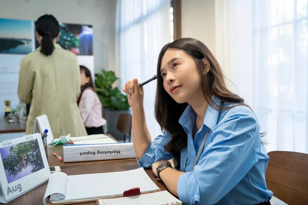 オフィスで働く幸せな笑顔アジアのビジネス女性 — ストック写真