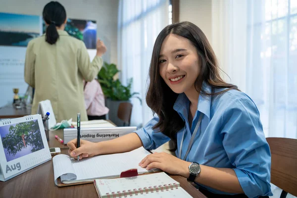 オフィスで働く幸せな笑顔アジアのビジネス女性 — ストック写真