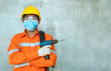 İnşaat alanında koruyucu maske takan inşaat işçisi portresi inşaat mühendisi, inşaat konsepti Coronavirus küresel bir acil durum haline geldi..