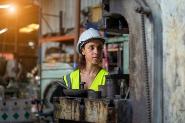 Fabrikada çalışan endüstriyel kadın mühendisin portresi..