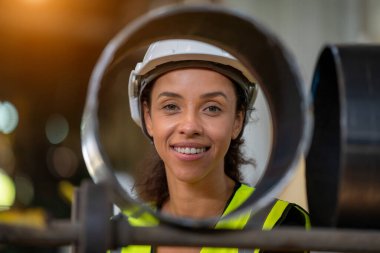 Koruyucu üniformalı mühendis kadınlar fabrikada pratik işler yapıyorlar..