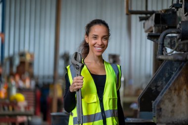 Koruyucu üniformalı mühendis kadınlar fabrikada pratik işler yapıyorlar..