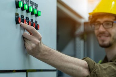 Elektrik mühendisi, fabrikadaki elektrik dağıtım istasyonunu kontrol ediyor..