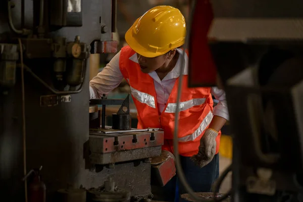 Retrato Processo Verificação Engenheiro Técnico Com Máquinas Fábrica — Fotografia de Stock