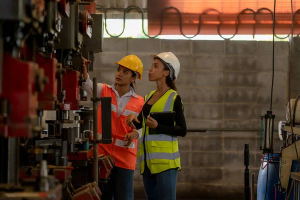 Dos Ingenieros Técnicos Que Trabajan Inspeccionan Componentes Metálicos Máquina Tornos — Foto de Stock