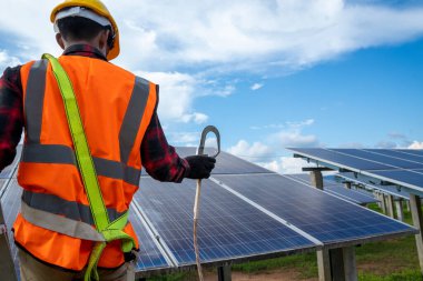 Profesyonel çalışan ve güneş panelleri kuran işçiler, enerji çözümü için yenilikçi çözümler, yenilenebilir kaynaklar, yeşil enerji.