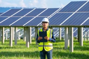 Enstrüman teknisyeni bakım elektrik sistemi, güneş paneli teknisyeni güneş enerjisi santralinde kontrol ve bakım ekipmanları üzerinde çalışıyor.. 