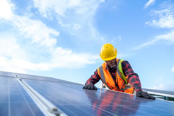 Ingénieur Travaillant Sur Contrôle Des Équipements Dans Centrale Solaire Centrale — Photo