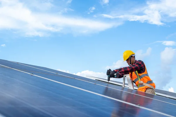 电气与仪器技师维护电气系统 太阳能电池板技师与钻头安装太阳能电池板屋顶太阳能电池板场 — 图库照片